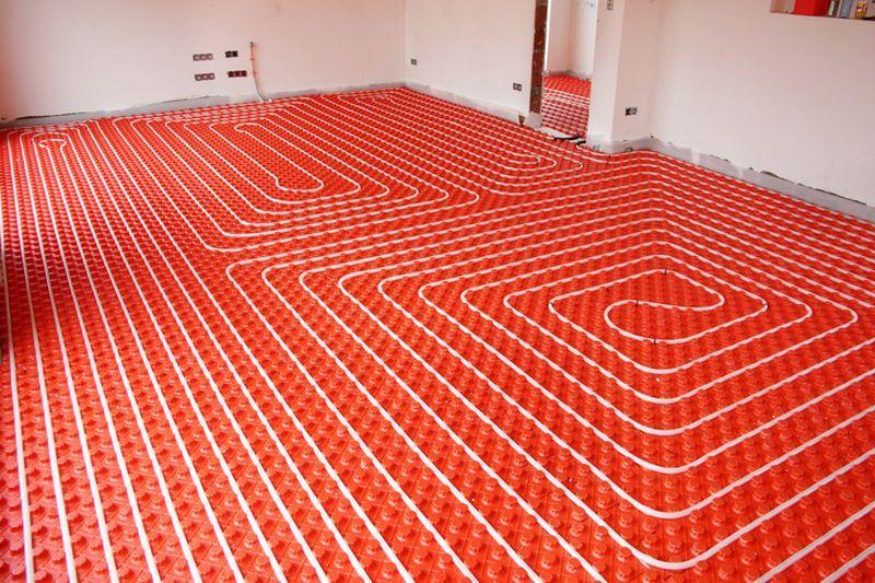 ogrzewanie podłogowe z czerwonym spodem